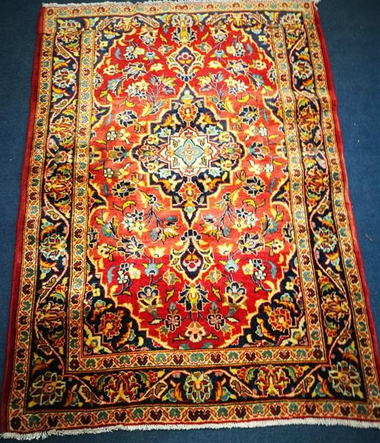 A Kashan rug 136cm. x 100cm.